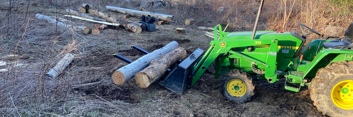 Tractor lifting logs